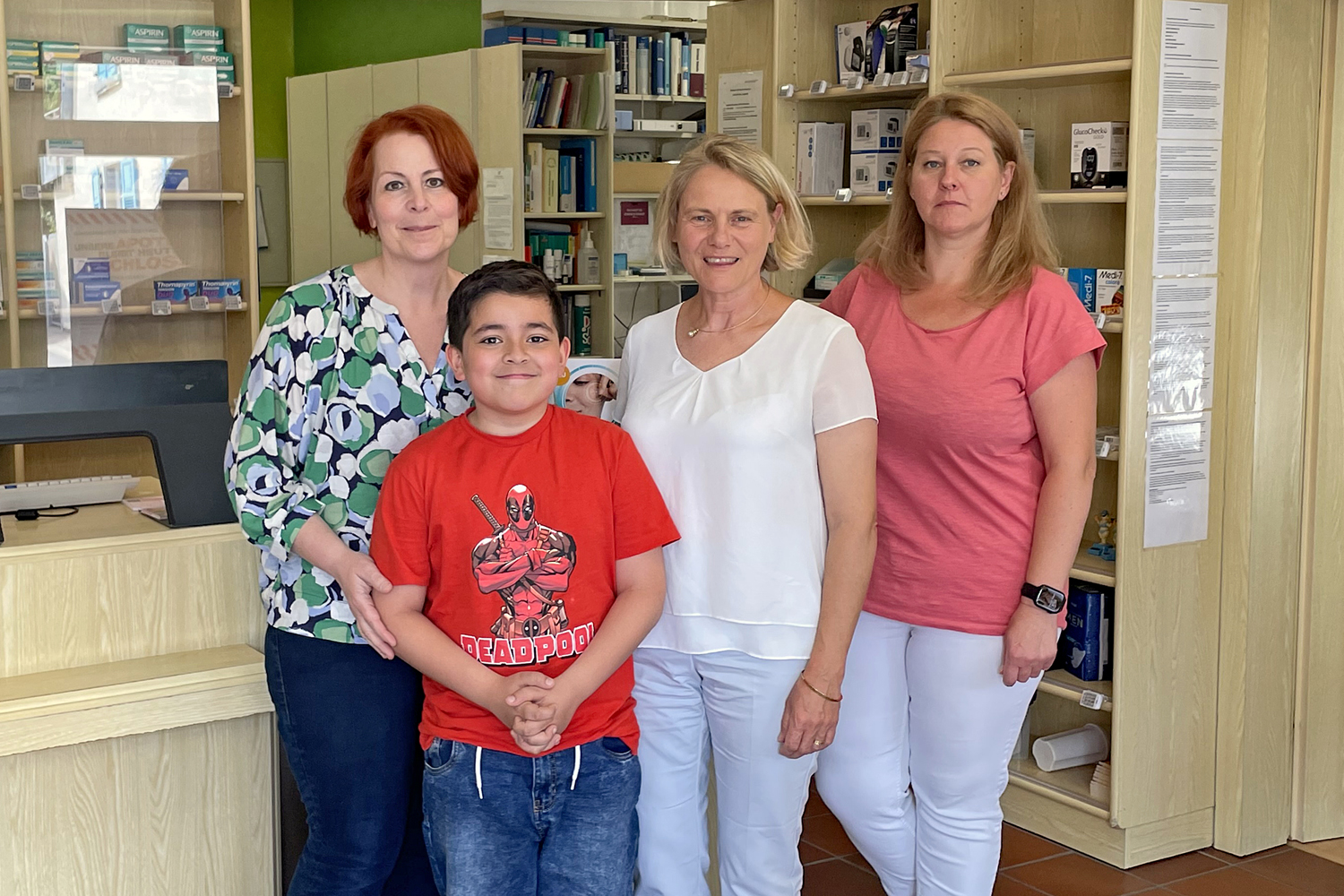 Auf dem Foto in der Angelbach-Apotheke in Mühlhausen von links nach rechts: Apothekerin Annette Sunuwar mit ihrem Sohn Moritz, Christiane Staab MdL und Apothekenmitarbeiterin Voica Suciu. (Foto: Sauer)