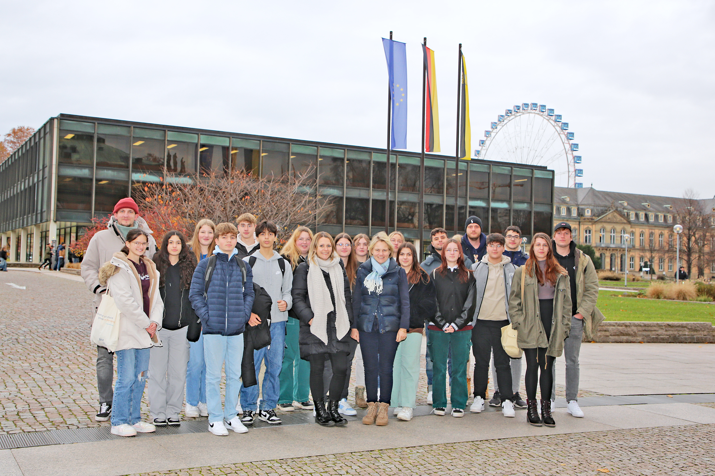 Gruppenfoto: Jugendliche und Mitarbeiter der Mobilen Jugendarbeit Mühlhausen und Rauenberg mit der Landtagsabgeordneten Christiane Staab (CDU) vor dem Landtag von Baden-Württemberg.