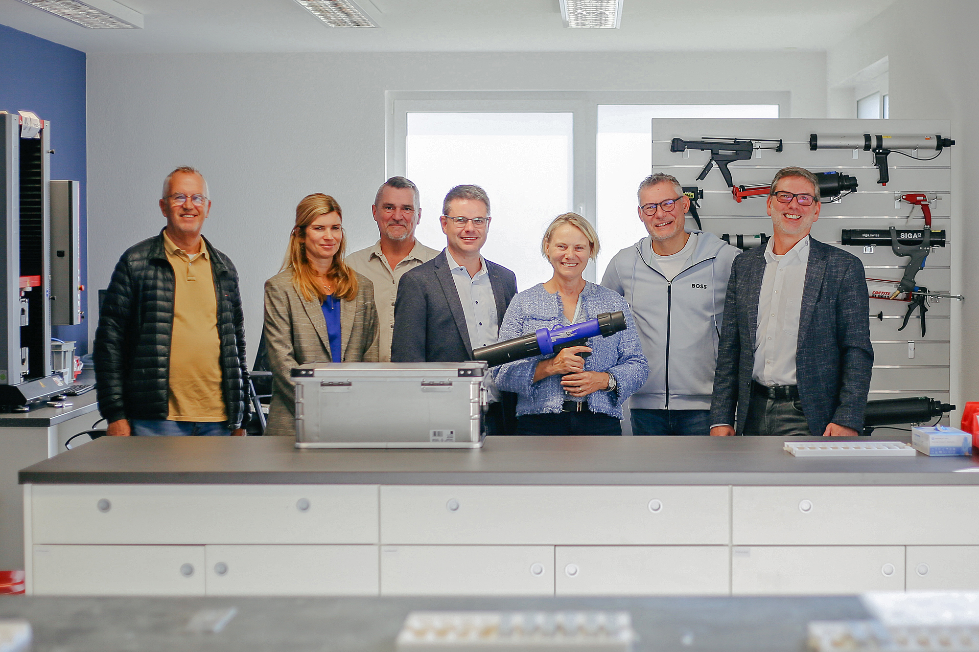 Gruppenfoto (v.l.n.r.): Hans Becker, Geschäftsführerin Anja Gaber, Peter Becker, Bürgermeister Jens Spanberger, Christiane Staab MdL, Jochen Knopf und CEO Joachim Rapp im Schulungszentrum des Unternehmens. Gruppenfoto (v.l.n.r.): Hans Becker, Geschäftsführerin Anja Gaber, Peter Becker, Bürgermeister Jens Spanberger, Christiane Staab MdL, Jochen Knopf und CEO Joachim Rapp im Schulungszentrum des Unternehmens.