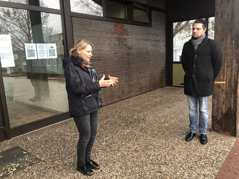 Christiane Staab im Gespräch mit Gemeinderat Wagenblaß an der Leimbachtalschule in Dielheim